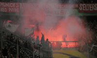 Fussball 1. Bundesliga  Saison 2010/2011:  FC Bayern Fans brennen ein Feuerwerk ab