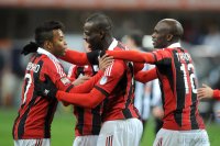 FUSSBALL SERIE A:  Robinho und Mario Balotelli, Traore Bakaye (v. li., AC Mailand)