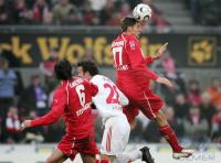 Fussball 1. Bundesliga: Koeln - Stuttgart, Zweikampf