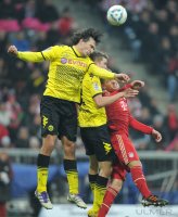 Fussball 1. Bundesliga, Saison 2011/2012: Mats Hummels (li, Borussia Dortmund)gegen Philipp Lahm (FC Bayern Muenchen)