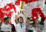 Fussball DFB-POKAL: BAYERN - LAUTERN, PIZARRO mit Pokal