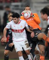 Fussball 1. Bundesliga : Serdar Tasci (li, VfB Stuttgart) gegen Torwart Sven Ulreich (re, VfB Stuttgart)