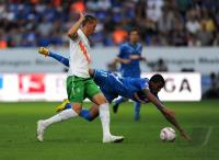 Fussball 1. Bundesliga : Sandro Wagner (li, SV Werder Bremen) gegen Luiz Gustavo Dias (re, TSG 1899 Hoffenheim)