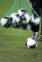 Fussball International:  Puma Ball im Netz