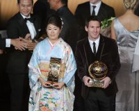 Fussball International  FIFA Ballon d Or 2011: Homare Sawa (Japan) und Lionel Messi (Argentinien)