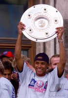 Fussball:  Paolo Sergio jubelt mit der Meisterschale