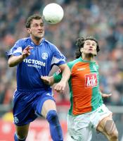 Fussball 1. Bundesliga: Bremen - Schalke, Zweikampf