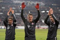 Fussball DFB Pokal 10/11 : (v. li.) Bayern Jubel mit Philipp Lahm, Bastian Schweinsteiger, Miroslav Klose