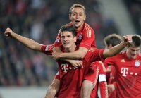 Fussball 1. Bundesliga : Jubel nach dem Tor zum 1:2 Mario Gomez , oben auf Rafinha (FC Bayern Muenchen)