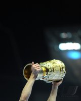 Fussball: DFB Pokal Finale: Der POKAL in Haenden