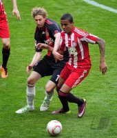Fussball 1. Bundesliga : Stefan Kiessling (li, Bayer 04 Leverkusen)   gegen Luiz Gustavo (re, FC Bayern Muenchen)