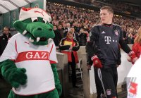 Fussball DFB Pokal 10/11 :  Bastian Schweinsteiger (FC Bayern Muenchen) mit FRITZLE dem VfB Maskottchen