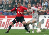 Fussball 1. Bundesliga: Hannover - Stuttgart, Zweikampf