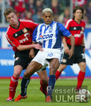 Fussball 1. Bundesliga: Leverkusen - Berlin, Zweikampf