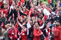 Fussball 1. Bundesliga Saison 15/16: Jubel FC Bayern Muenchen Fans im Innenraum der Allianz Arena