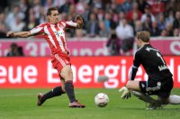 Fussball 1. Bundesliga :  Miroslav Klose (li, FC Bayern Muenchen) gegen Torwart Manuel Neuer (re, FC Schalke 04)