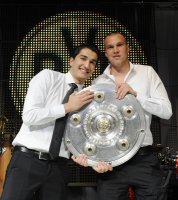 Fussball Deutscher Meister 2010/2011:  JUBEL Borussia Dortmund: Nuri Sahin (li) und  Kevin Grosskreutz  mit  Meisterschale