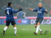 FUSSBALL International SERIE A 2011/2012:  JUBEL Javier Zanetti (li.) mit Esteban Cambiasso (Inter Mailand)