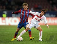 2. Fussball Bundesliga : Ken Ilso (li, Duesseldorf) gegen Hajime Hosogai (re, FC Augsburg)