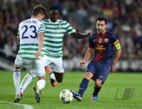 FUSSBALL INTERNATIONAL CHL 12/13:  Mikael Lustig (li, Celtic) und Victor Wanyaman (Mitte, Celtic) gegen Xavi Hernandez (Barca)