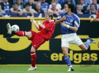 Fussball 1. Bundesliga: Schalke - Bayern, Zweikampf