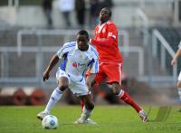 Fussball 3. Bundesliga:  Sene Saer  (re., FC Bayern II)  gegen Torsten Ziegner (li., Jena)