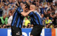 Fussball Champions League Finale: JUBEL Diego Milito mit Esteban Matias Cambiasso Deleau (v. li., Inter)