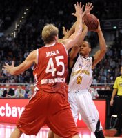 Basketball 1. Bundesliga 2011/2012:  Jan HENDRIK JAGLA (li, FC Bayern Muenchen) gegen Demond GREENE (Mitte, FC Bayern Muenchen) gegen David Mc Cray, McGray (EnBW Ludwigsburg)