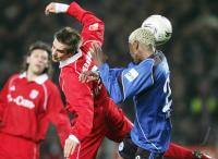 Fussball 1. Bundesliga: Bielefeld - Bayern, Zweikampf