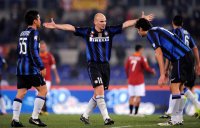 FUSSBALL SERIE A:  Yuto Nagatomo, Esteban Cambiasso, Andrea Ranocchia (v. li., Inter Mailand)