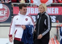 Fussball 1. Bundesliga, Saison 2012/2013: Trainer Dieter Hecking (li, 1 FC Nuernberg) mit Schiedsrichter Bibi , Bibiana Steinhaus