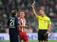 Fussball 1. Bundesliga : Schiri Peter Gagelmann zeigt die Gelbe Karte Anton Putsilo (li, SC Freiburg) Bastian Schweinsteiger (mitte, FC Bayern Muenchen)