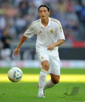 Fussball International, Testspiel: Real Madrid, OEZIL am Ball