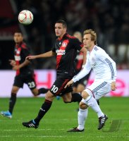Fussball 1. Bundesliga : Renato Augusto (li, Bayer 04 Leverkusen) gegen Andreas Ottl (re, FC Bayern Muenchen)