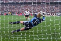 FUSSBALL CHAMPIONSLEAGUE FINALE 2000/2001:  Pellegrino (Valencia) gegen Kahn (FC Bayern)