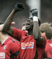 Fussball 1. Bundesliga  Saison 2010/2011:  JUBEL Papiss Demba Cisse (SC Freiburg)