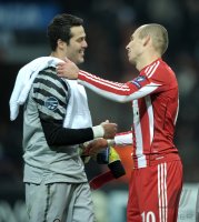 Fussball CHL  Saison 2010/2011: Torwart Julio Cesar (li, Inter Mailand) mit Arjen Robben (re, FC Bayern Muenchen)