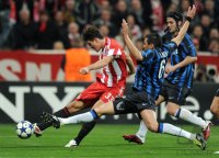 Fussball CHL  Saison 2010/2011: Mario Gomez (li, FC Bayern Muenchen) gegen Lucio (re, Inter Mailand)