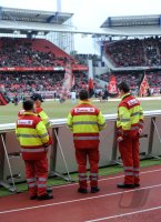 Fussball 1. Bundesliga, Saison 2011/2012:  Sanitaeter am Spielfeldrand im Easy Credit Stadion