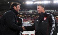 Fussball 1. Bundesliga : Trainer Bruno Labbadia (li, VfB Stuttgart)  begruesst Trainer Louis van Gaal (re, FC Bayern Muenchen)