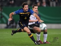Fussball International EM 2012 Testspiel:  Sasa Ognenovski (li, Australien) gegen Miroslav KLOSE (re, Deutschland)