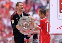 Fussball, 1. Bundesliga Saison 16/17: Jubel FC Bayern Muenchen mit Schale
