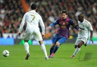 FUSSBALL International  COPA DEL REY  11/12:  Cristiano Ronaldo (li, Real Madrid) gegen Lionel Messi (Mitte, Barca) gegen Lassana Diarra (Real Madrid)