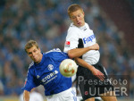 Fussball 1. Bundesliga: Schalke - Frankfurt, Zweikampf mit Moeller