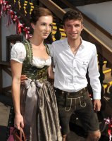 FUSSBALL 1. BUNDESLIGA: Thomas Mueller mit Frau Lisa (FC Bayern Muenchen)