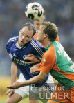 Fussball Ligapokal: Schalke - Bremen, Zweikampf