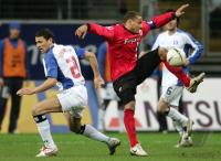 Fussball 1. Bundesliga: Frankfurt - Hamburg, Zweikampf