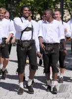 1. Fussball Bundesliga : FC Bayern in Lederhosen bei Paulaner