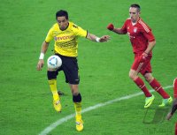 Fussball 1. Bundesliga, Saison 2011/2012: Lucas Barrios (li, Borussia Dortmund) gegen Franck Ribery (FC Bayern Muenchen)