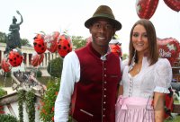 FUSSBALL 1. BUNDESLIGA 14/15:  FC Bayern Muenchen besucht das Oktoberfest 2014